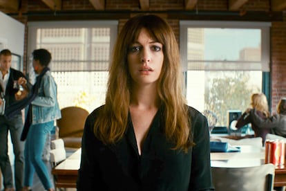 Anne Hathaway entrega uno de sus mejores papeles en 'Colossal'.