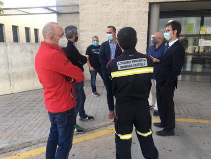 Miembros del departamento de Emergencias de la Generalitat y del Consorcio de Bomberos de Castellón ante el hospital donde ha sido trasladado el bombero fallecido.
