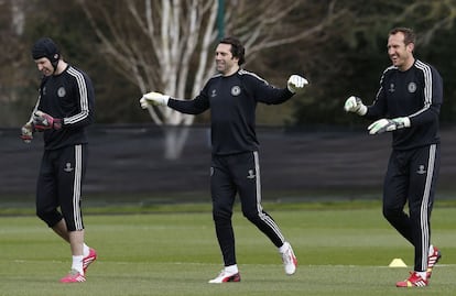 Los tres porteros del Chelsea. Petr Cech, Jamal Blackman y Mark Schwarzer durante el entrenamiento.
