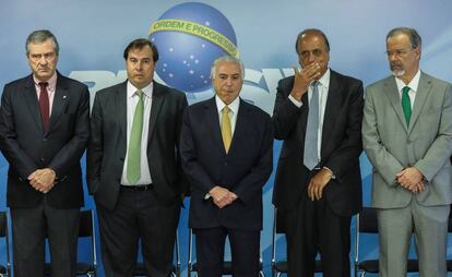 Michel Temer ao centro, ao lado do presidente da C&acirc;mara, Rodrigo Maia e do ministro da Justi&ccedil;a, Torquato Jardim (E), e do governador do Rio, Luiz Fernando Pez&atilde;o, e o ministro da Defesa, Raul Jungmann (D).