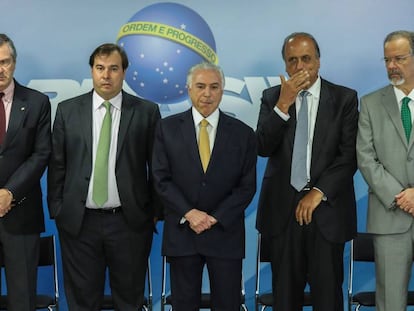 Michel Temer ao centro, ao lado do presidente da C&acirc;mara, Rodrigo Maia e do ministro da Justi&ccedil;a, Torquato Jardim (E), e do governador do Rio, Luiz Fernando Pez&atilde;o, e o ministro da Defesa, Raul Jungmann (D).