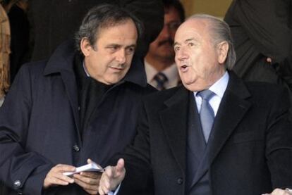 Platini y Blatter, presidente de la FIFA, en un partido del Mundial
