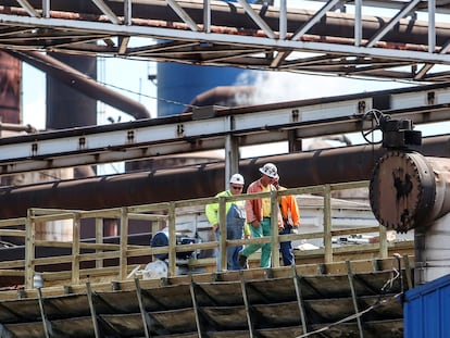 Trabajadores de US Steel en la planta de Granite City (Illinois), en mayo de 2018.