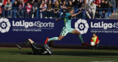 Bárbara lateral del Barcelona intenta sobrepasar la portería atlética.