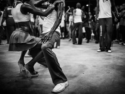 Dos bailarines ensayan antes de su desfile en el sambódromo (febrero, 2007).