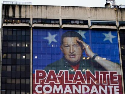 Una imagen de Hugo Chávez en la fachada del edificio de PDVSA en Caracas, en febrero de 2012.