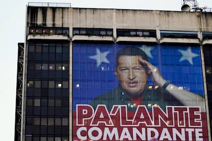 Una imagen de Hugo Chávez en la fachada del edificio de PDVSA en Caracas, en febrero de 2012.