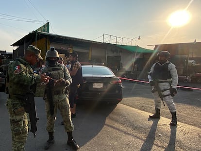 Fuerzas policiales resguardan el lugar donde fue asesinado Ricardo Arizmendi Reynoso, candidato suplente a la alcaldía de Cuautla, el 28 de mayo de 2024.