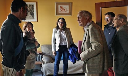 La vicepresidenta Mònica Oltra durante su visita al Casal de la Pau de Valencia.