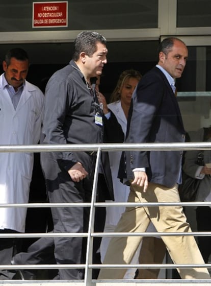 El presidente de la Generalitat, Francisco Camps, abandona el hospital de Valencia en donde ha sido operado.