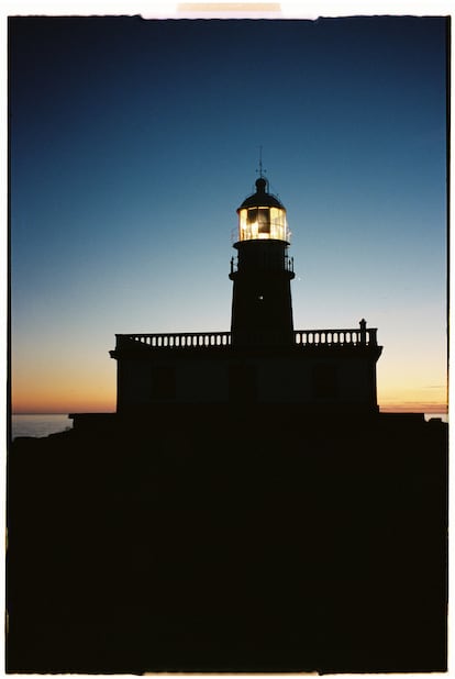 Faro de Corrubedo al atardecer.