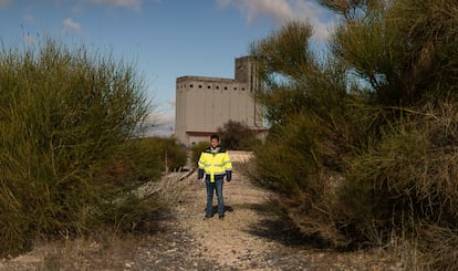 Carlos Alonso, empleado del Ayuntamiento de Lerma, en un tramo de vías abandonadas.