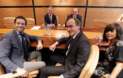 Alfonso Alonso, Nerea LLanos y Borja S&eacute;mper, antes de comenzar la reuni&oacute;n con Urkullu y Ortuzar en la sede del PNV.