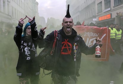 Varias personas participan en una manifestación en el distrito Kreuzberg de Berlín (Alemania).