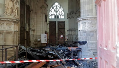 Interior de la Catedral de Nantes tras el incendio.