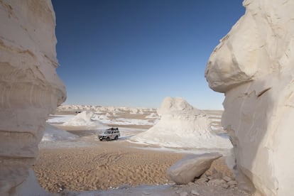 Hay un videoclip de Klaxons, banda inglesa de new rave, donde los músicos aparecen tocando en Sahara el Beyda, el desierto blanco de Farafra. Y ese entorno de ciencia ficción, espolvoreado de una capa de tiza color nieve y con sus características piedras calizas moldeadas por el viento y las tormentas de arena marcando el camino, le presta su potencia y su energía a la canción Echoes. Quienes lo han probado aconsejan encarecidamente acampar una noche en este parque nacional cerca de la ciudad de Farafra, en el oeste de Egipto, y contemplar las estrellas desde su inmensidad caliza. Quizás reciba la visita de los fenecs o zorros del desierto.