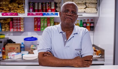 Jeff, marino retirado, en la cafetería del ferri entre Dar es Salaam y Stonetown, en Tanzania.