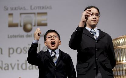 Las niños del Colegio de San Ildefonso Johan Fernández y María José Posligua cantan el número 58.268, que ha sido agraciado con el Gordo de Navidad, dotado con cuatro millones de euros por serie, en el sorteo extraordinario de Lotería celebrado hoy.