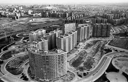 Vista aérea del barrio de la Estrella de Madrid en 1982 desde la torre de RTVE, conocida popularmente como "el Pirulí". 