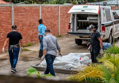 La policía colombiana descarga los cadáveres de las víctimas en la morgue de Arauca, cerca de la frontera entre Colombia y Venezuela, el sábado 22 de agosto.