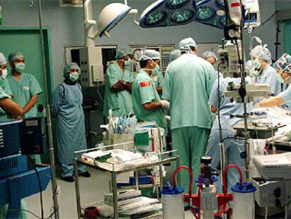 Cirujanos del hospital Raffles de Singapur durante un momento de la operación a las siamesas el pasado domingo.