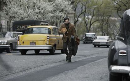 Llewyn Davis recorre las calles Nueva York cargado con su guitarra.