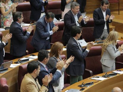 La bancada popular aplaude la intervención de su líder, Isabel Bonig.