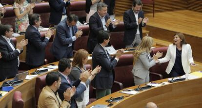 La bancada popular aplaude la intervención de su líder, Isabel Bonig.