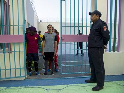 Un funcionario vigila a varios presos de la cárcel de Oukacha, en Casablanca.