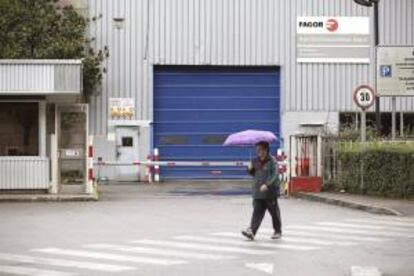 Un hombre pasa hoy ante la entrada de la compañía vasca Fagor Electrodomésticos, que ha presentado la solicitud de concurso de acreedores. EFE/Archivo