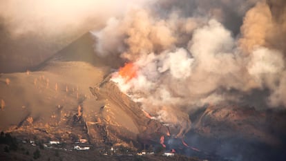 La lava que emerge de la erupción volcánica de Cumbre Vieja, en la isla canaria de La Palma.