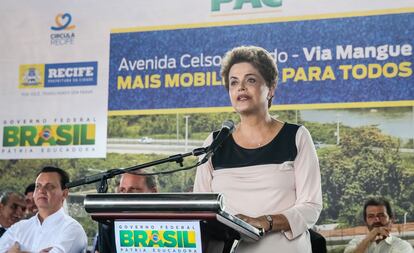 Longe de Davos, Dilma participou de cerim&ocirc;nia de abertura ao tr&aacute;fego no Recife nesta quinta-feira.