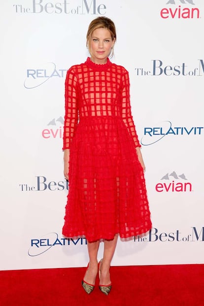 Otra de las que esta semana apostó, con acierto, por el rojo fue Michelle Monaghan. Con este vestido de Simone Rocha la actriz logró un resultado sofisticado y muy lady. Los zapatos son el modelo 'Miluna' de Christian Louboutin.