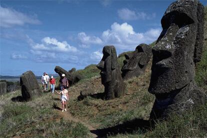 Un grupo de turistas pasea entre los moais de las faldas del volcán Rano Raraku, en la isla de Pascua.

Construcción de arquitectura tradicional en el Ecomuseo de Ungersheim, en la Alsacia francesa. Derecha, Blancaneaux, <b><i>resort</b></i> de Francis Ford Coppola en Recife.