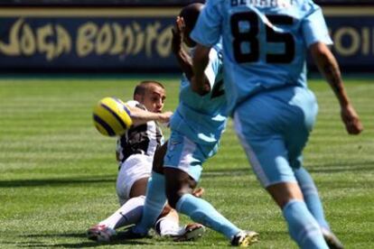 Entrada de Cannavaro, de <b><i>la Juve</b></i> (izquierda), al jugador del Lazio Mudingayi, al que rompió la tibia.