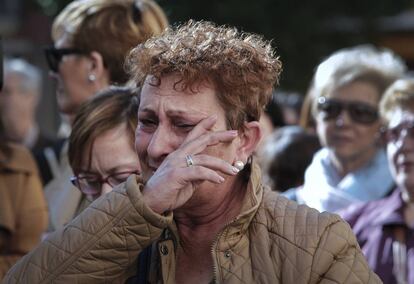 Una de las vecinas de Alzira llora en la concentración donde se ha condenado el crimen de la niña de dos años.