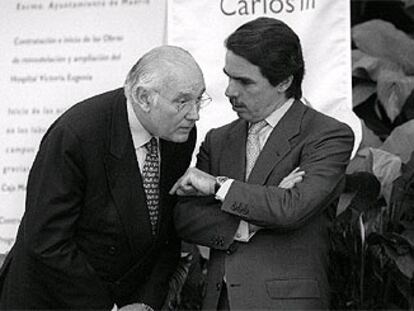Romay Beccaría y Aznar, en 1999, cuando el primero era ministro de Sanidad.