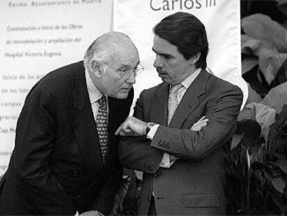 Romay Beccaría y Aznar, en 1999, cuando el primero era ministro de Sanidad.