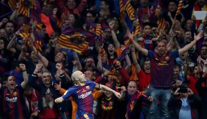 Iniesta celebra su gol ante el Sevilla. 