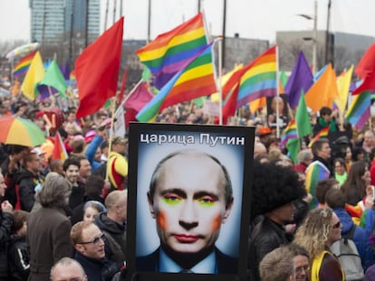 Imagem de Putin maquiado em uma manifestação pelos direitos LGBTI+ em Amsterdã (2013).