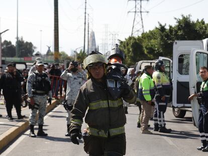 Elementos del cuerpo de bomberos, guardia nacional y de la Secretaría de Seguridad Ciudadana evacúan a los heridos del accidente de metro entre las estaciones La Raza y  Potrero, el 7 de enero de 2022.