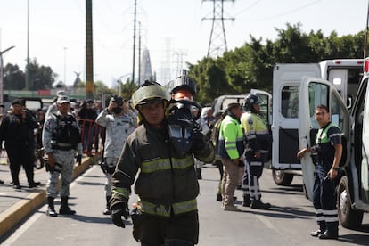 Elementos de la Guardia Nacional y del cuerpo de bomberos llegaron a la zona para evacuar a los heridos.