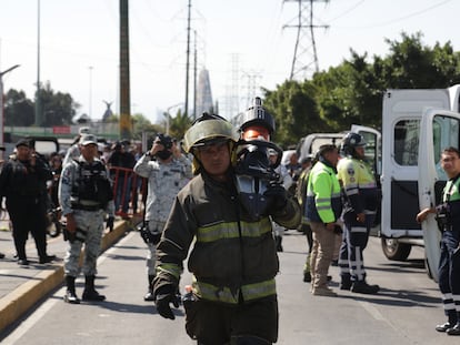 Elementos del cuerpo de bomberos, guardia nacional y de la Secretaría de Seguridad Ciudadana evacúan a los heridos del accidente de metro entre las estaciones La Raza y  Potrero, el 7 de enero de 2022.