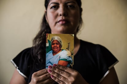 Maria Cristiane dos Santos Silva segura a uma foto da mãe, Mazé.