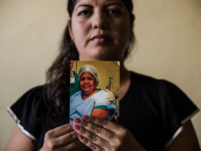 Maria Cristiane dos Santos Silva segura a uma foto da mãe, Mazé.