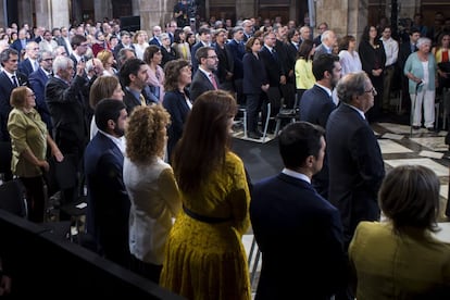 El presidente de la Generalitat, Quim Torra (d), en el acto de toma de posesión del nuevo Govern que se celebra en el Palau de la Generalitat.