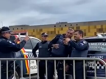 Policías sacan fotos durante el asalto al Congreso brasileño, 8 de enero de 2023