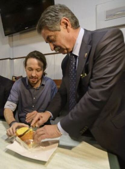 Miguel Ángel Revilla y Pablo Iglesias, tras mantener una reunión en Santander.