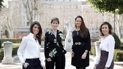 De izquierda a derecha: Cristina Llop, consejera del CGAE y expresidenta del CEAJ; Victoria Ortega, presidenta de la Abogacía Española (CGAE); Maria Eugènia Gay, decana del Colegio de Barcelona (ICAB); y Marlen Estévez, presidenta de Women in a Legal World (WLW), en la plaza de Oriente de Madrid.