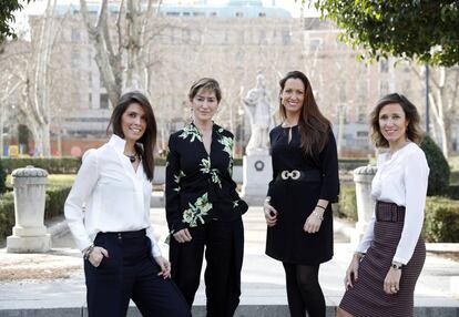 De izquierda a derecha: Cristina Llop, consejera del CGAE y expresidenta del CEAJ; Victoria Ortega, presidenta de la Abogacía Española (CGAE); Maria Eugènia Gay, decana del Colegio de Barcelona (ICAB); y Marlen Estévez, presidenta de Women in a Legal World (WLW), en la plaza de Oriente de Madrid.